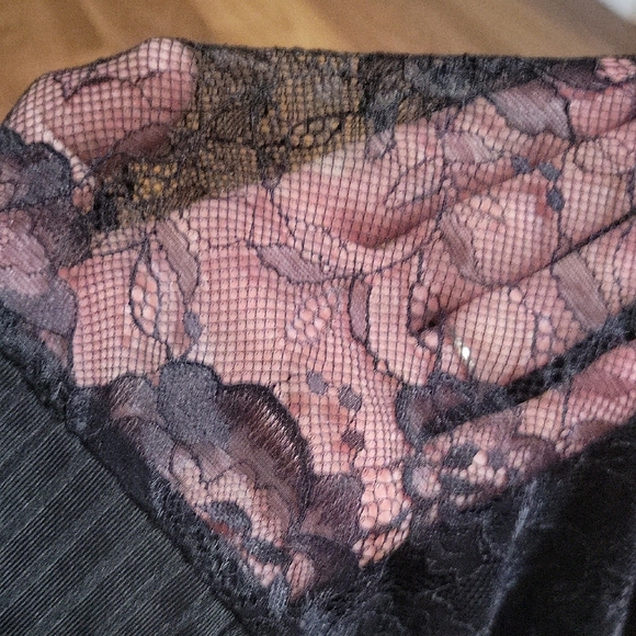 Elegant Black Women's Dress - Picture 5 of 7